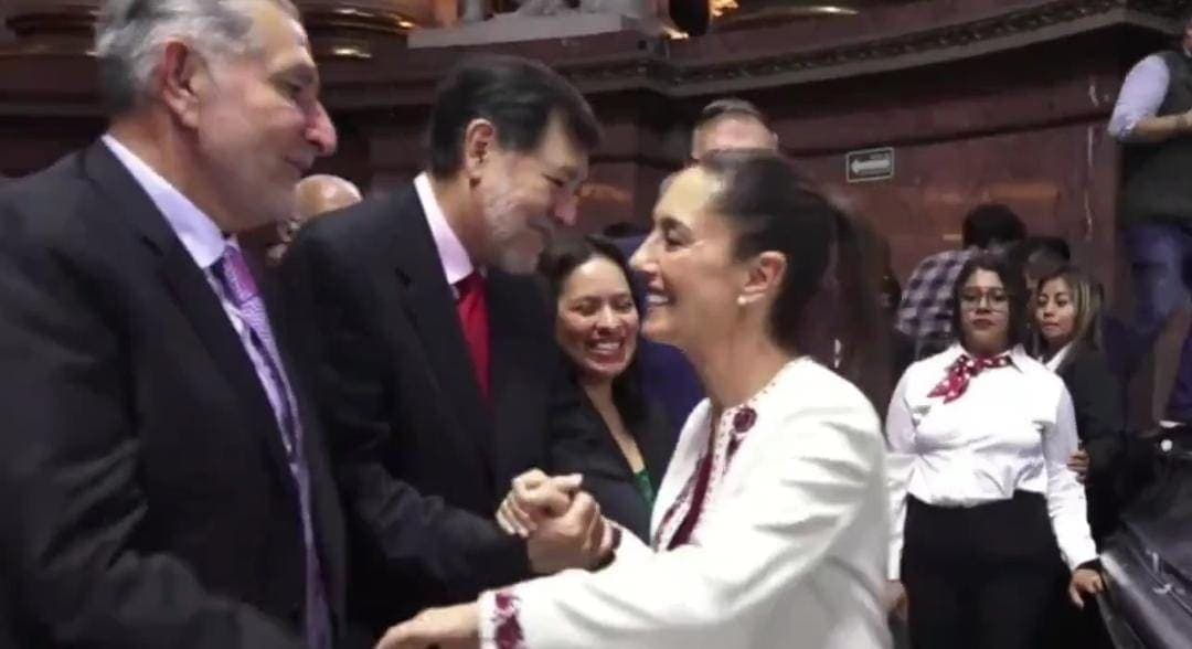 Video: Polémica porque Claudia Sheinbaum saludó a Fernández Noroña de mano