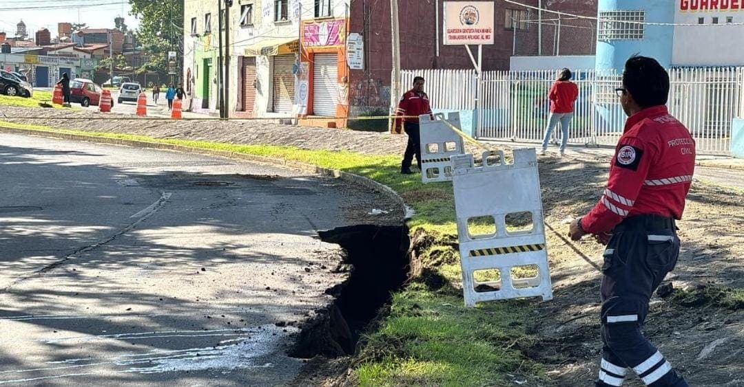 Se forma un socavón en Toluca tras una filtración en el río Verdiguel