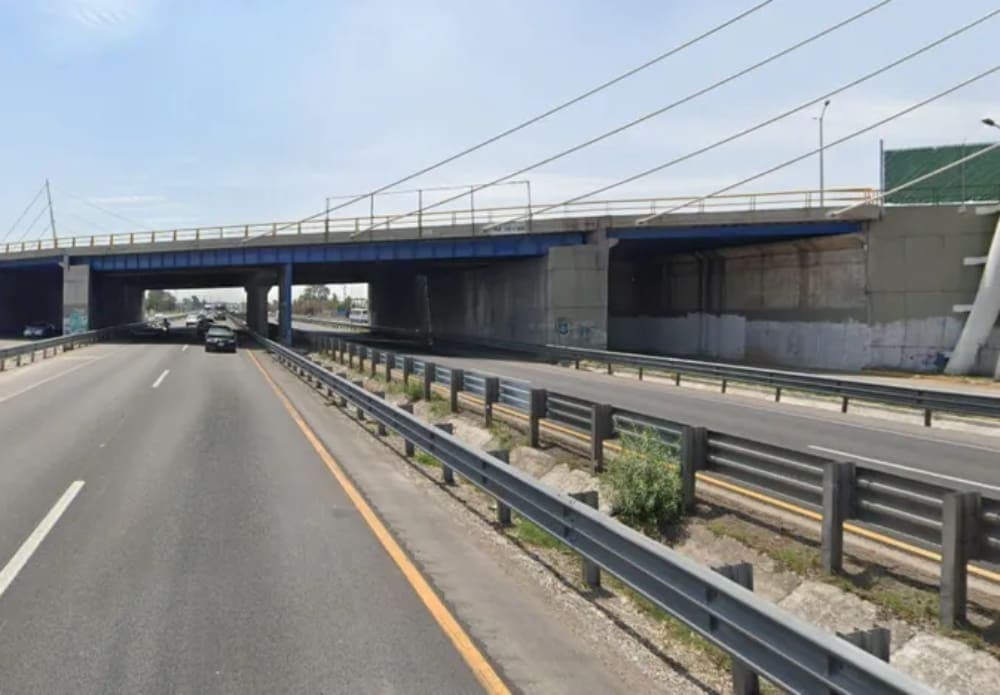 Hombre muere frente a su hija tras lanzarse desde un puente y ser atropellado por un camión en Puebla