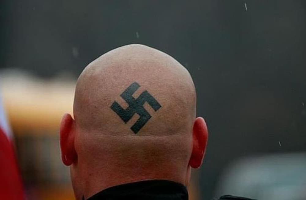 Video: Sujeto con tatuaje nazi violenta a mujer migrante en bar de España