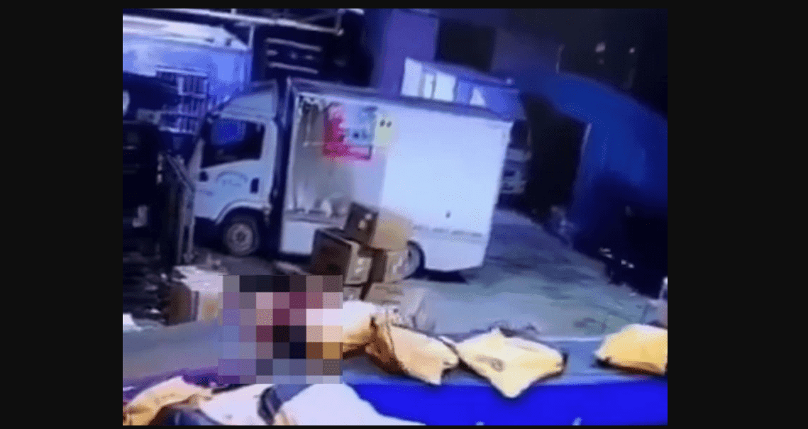 VIDEO: Joven queda prensado en una cinta transportadora mientras recogía paquetes