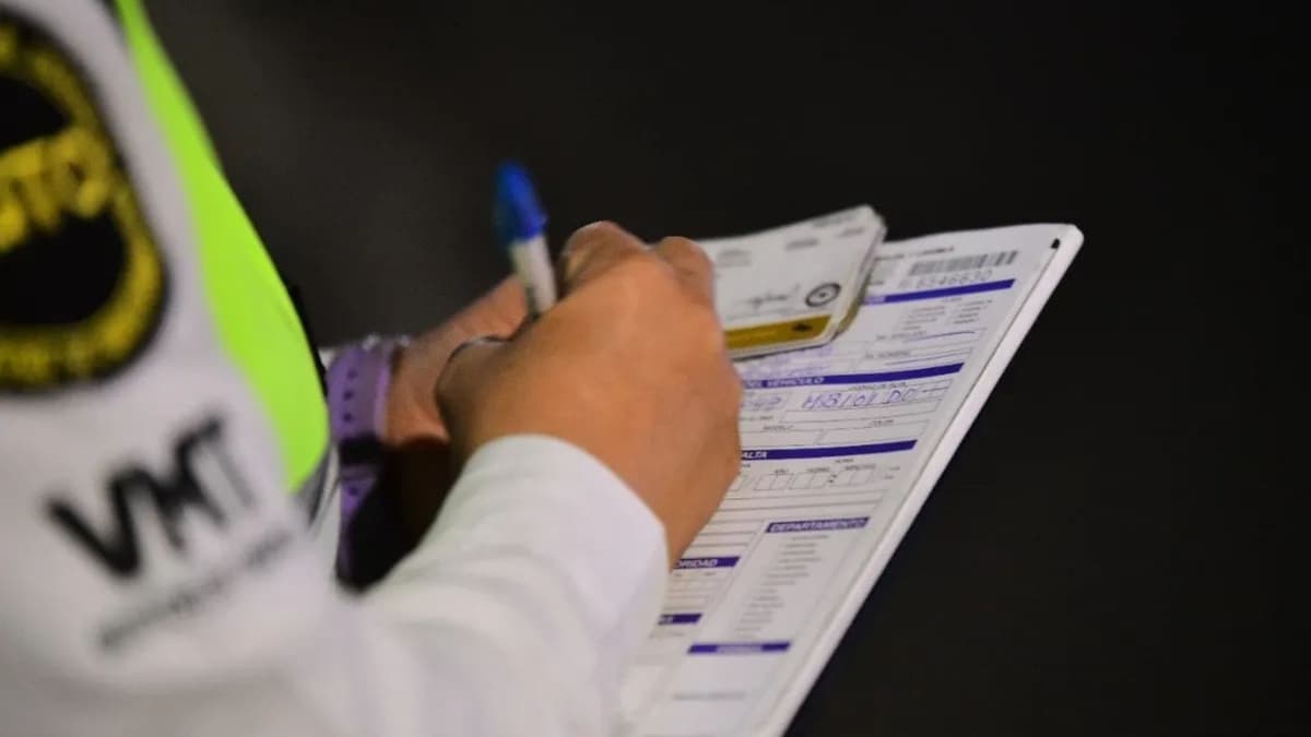 Hombre se molesta por recibir infracción de tránsito; el oficial era su propio hijo