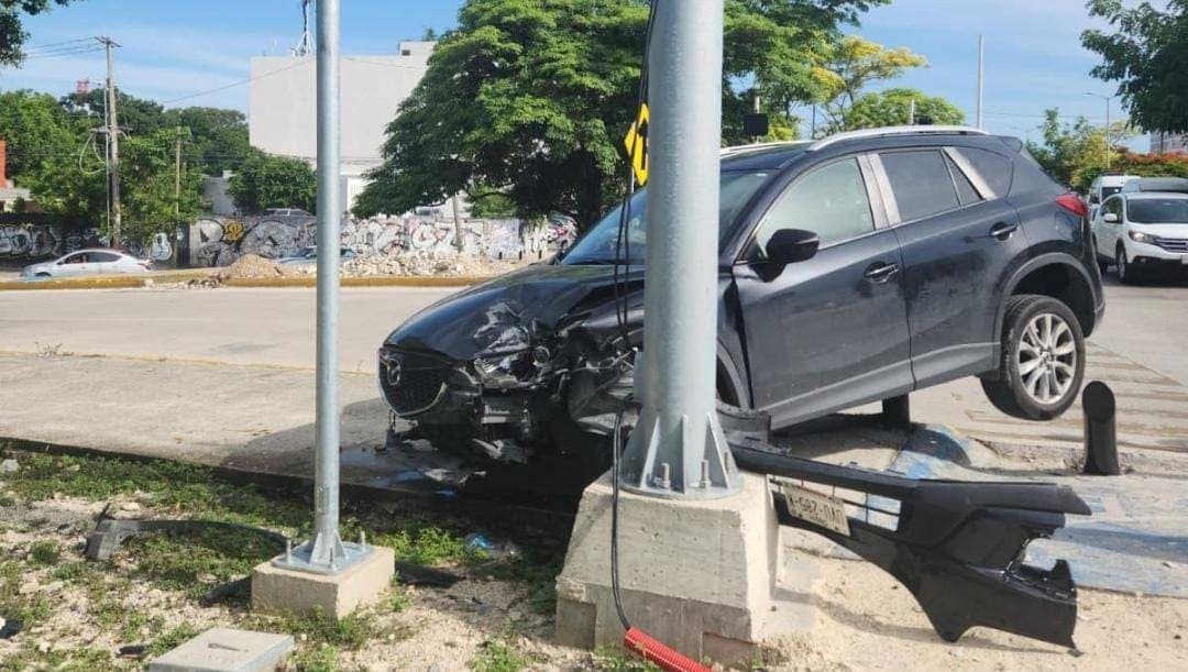 Conductor incrusta su auto en un semáforo en pleno centro de Cancún