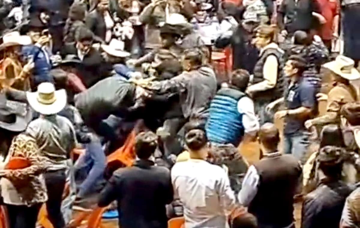 Video: Deja ocho lesionados un zafarrancho en jaripeo de Pachuca