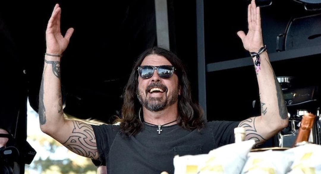 Critican al rockero Dave Grohl tras anunciar que tuvo una hija fuera del matrimonio