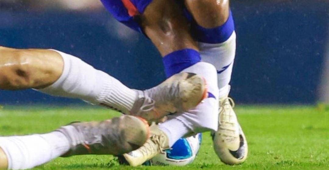 Periodistas y aficionados exigen que se expulse del futbol a quien fracturó al "Hobbit" Bermúdez