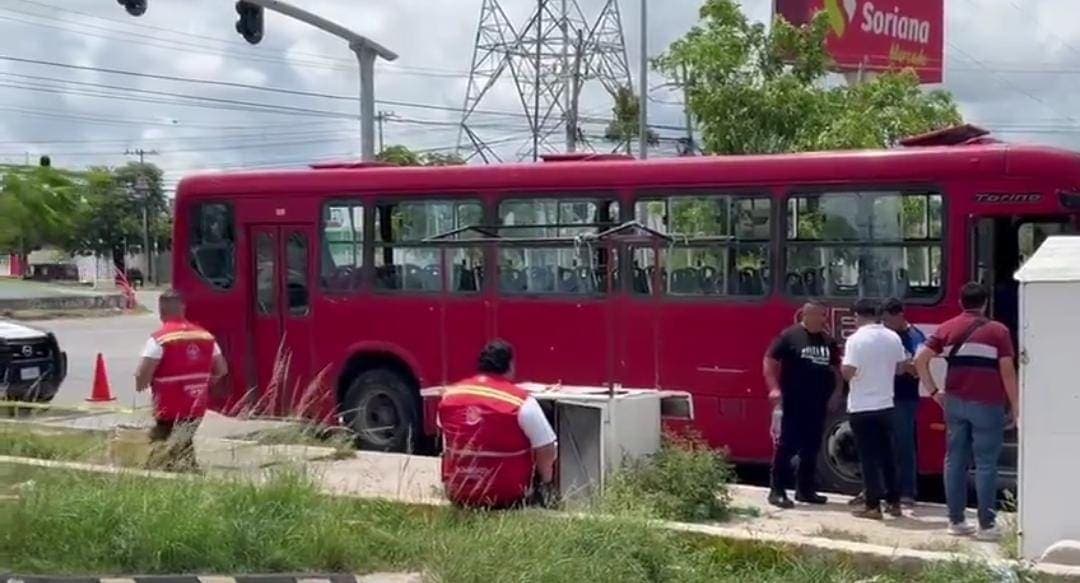 Bombero fallece a bordo de un autobús del transporte público en Cancún