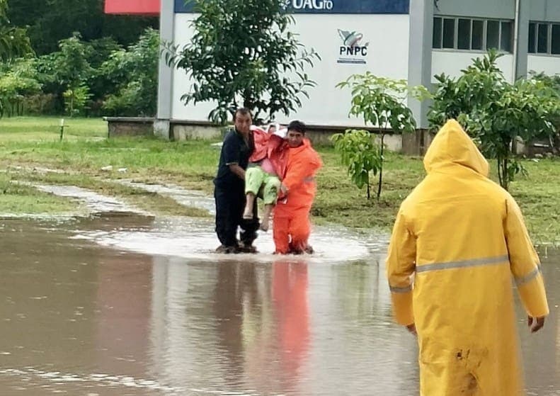 Video: Rescatan en helicóptero a cinco personas y un perro tras desbordamiento de río en Guerrero