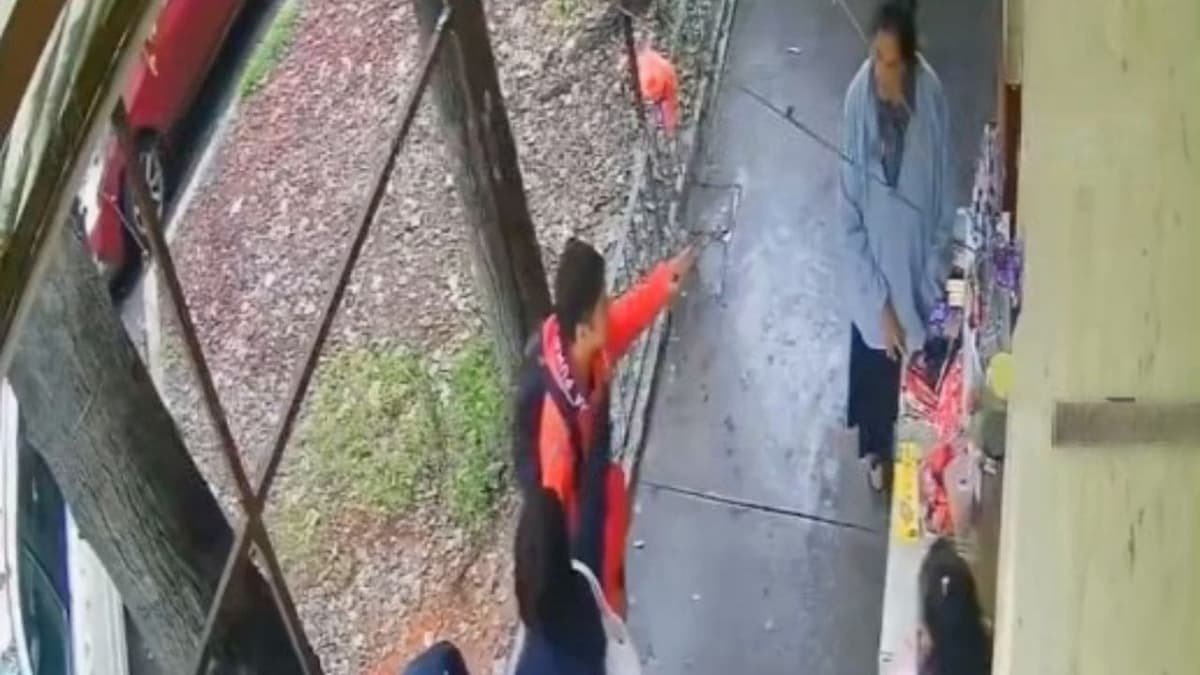 VIDEO: Captan a joven golpeando a una señora de la tercera edad en la CDMX