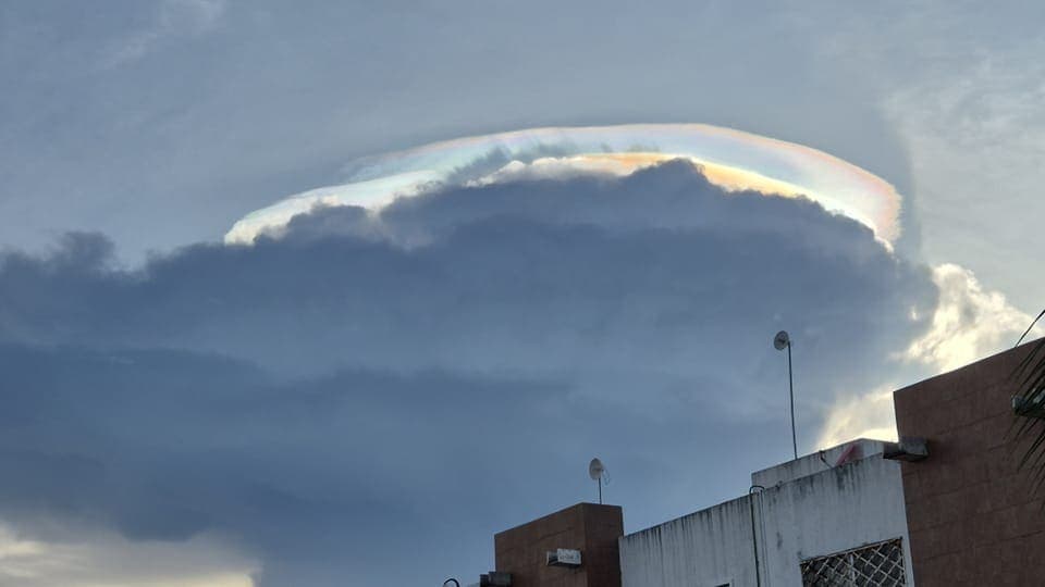 Espectacular fenómeno de nube iridiscente sorprende a Playa del Carmen