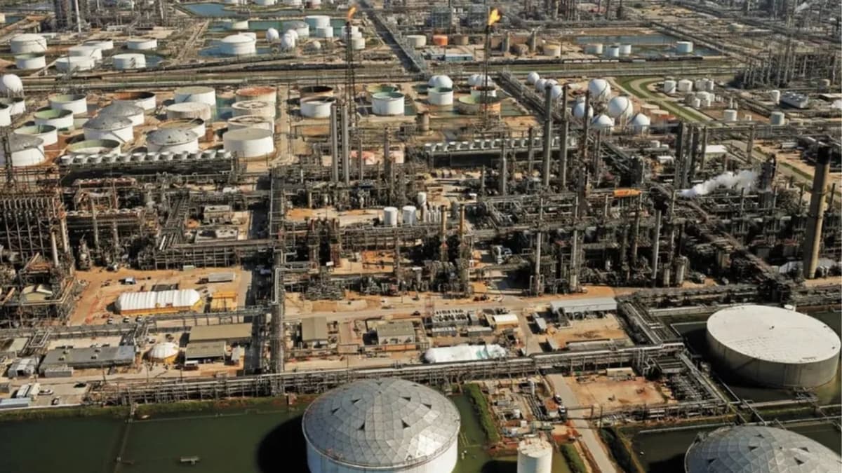 Derrame químico en planta de Pemex deja un muerto y cinco heridos en Texas