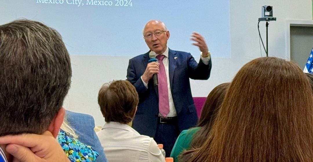 Gobierno de Claudia Sheinbaum limita a Ken Salazar a comunicarse solo con Relaciones Exteriores