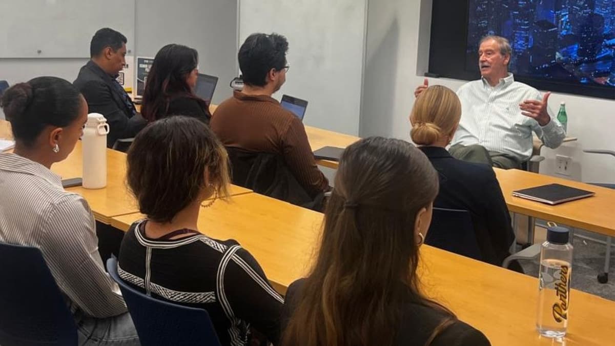 Tunden en redes a Vicente Fox por dar cátedra en universidad de Florida