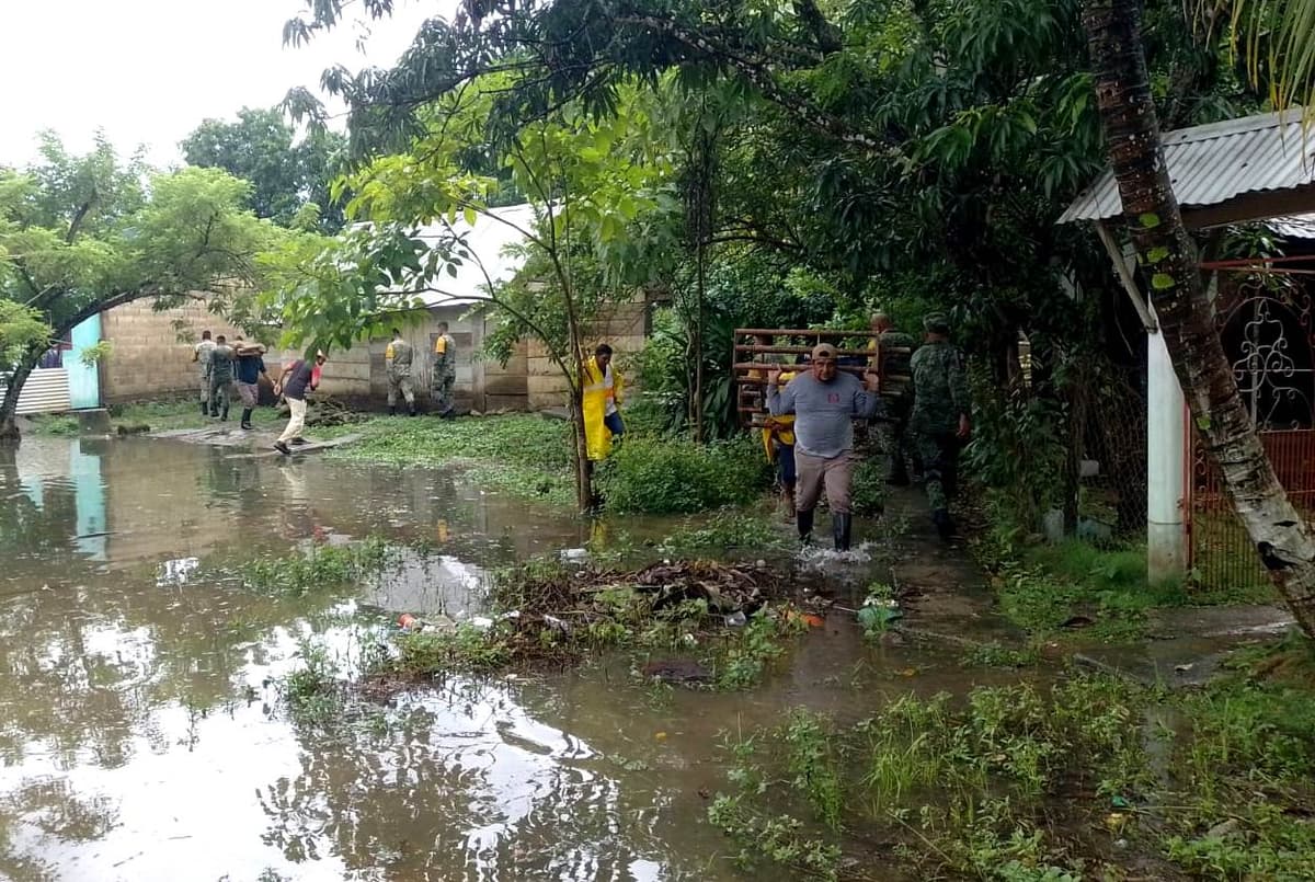 VIDEO: Quedan incomunicadas varias comunidades de Chiapas tras intensas lluvias generadas por "Nadine"