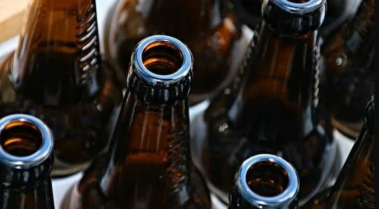 Niño de seis años termina hospitalizado por beber alcohol con su padre