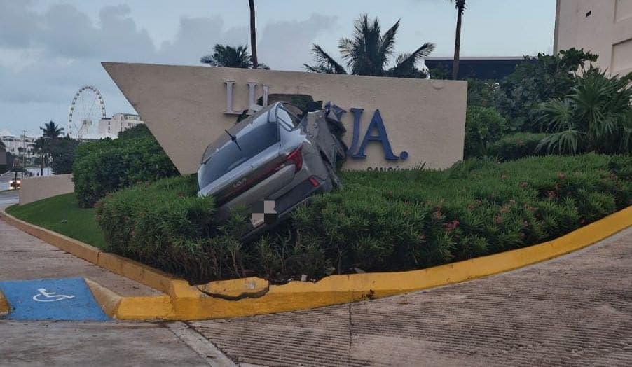 Automovilista se impacta contra anuncio del Live Aqua en la Zona Hotelera de Cancún