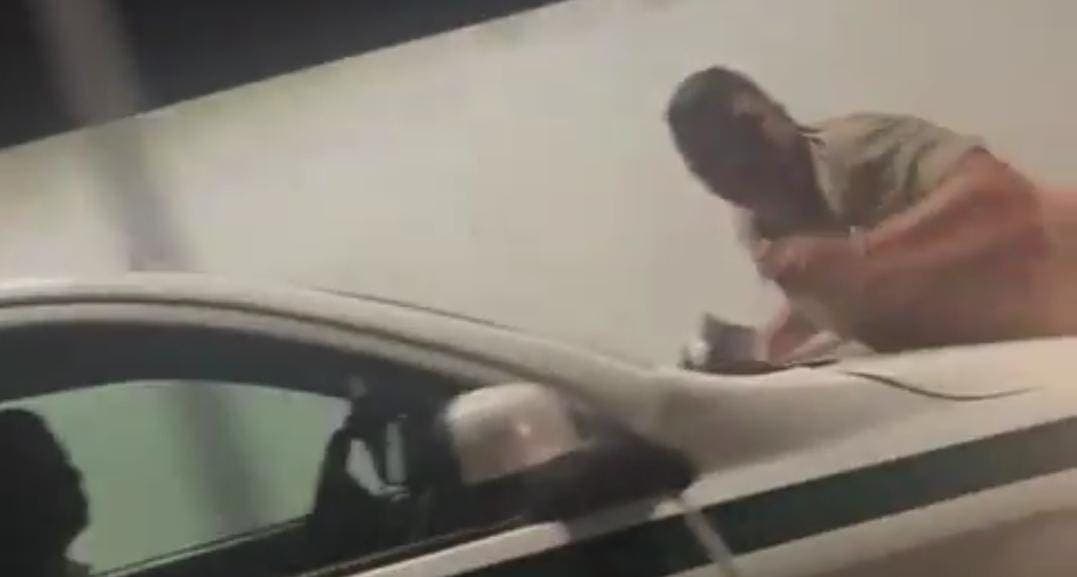 Video: Taxista de Cancún arrastra a una persona en el cofre; unidad fue asegurada por Imoveqroo