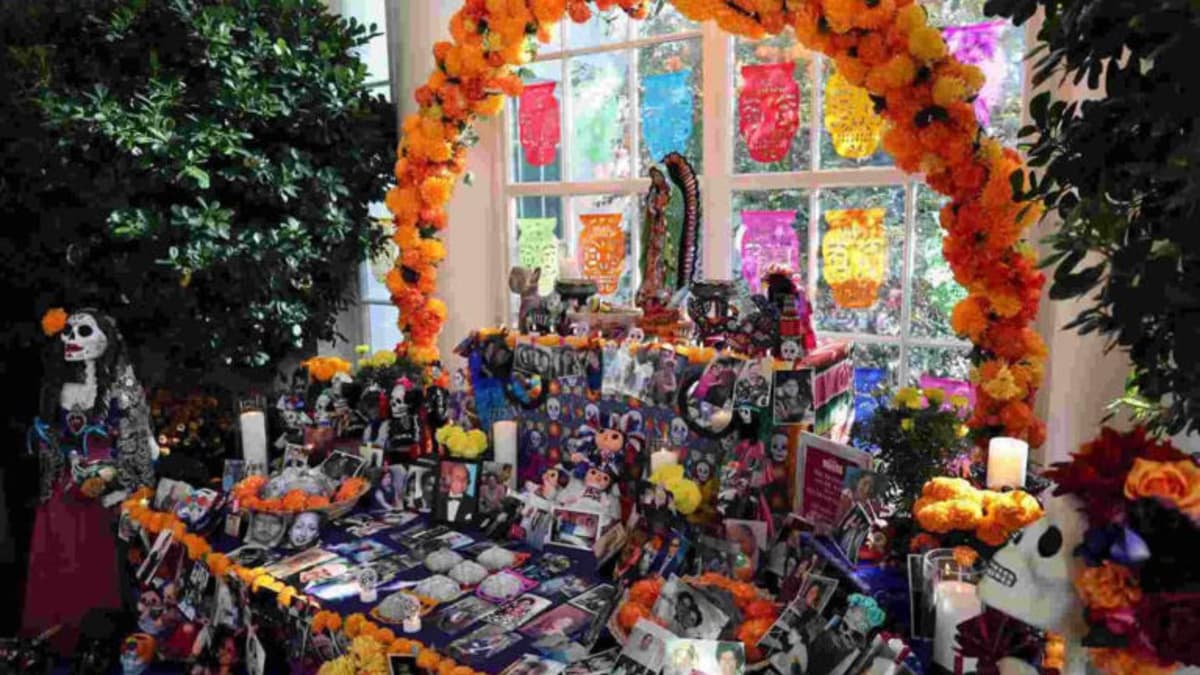 Estados Unidos se une a la festividad del Día de Muertos; colocan ofrenda en la Casa Blanca