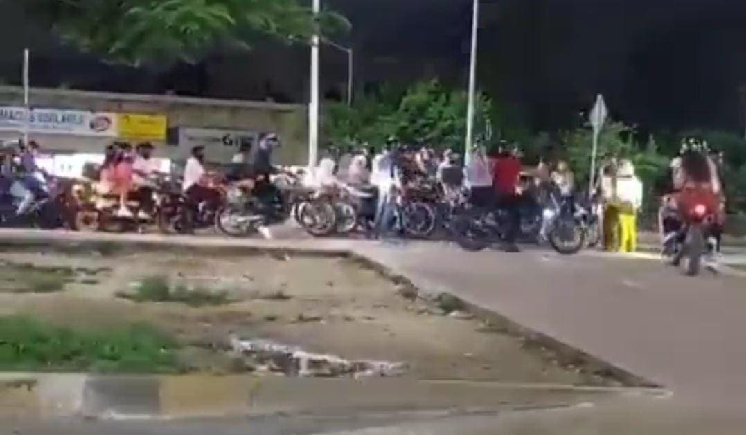 Video: Otra rodada; captan a motociclistas arrollando a una adulta mayor en Cancún