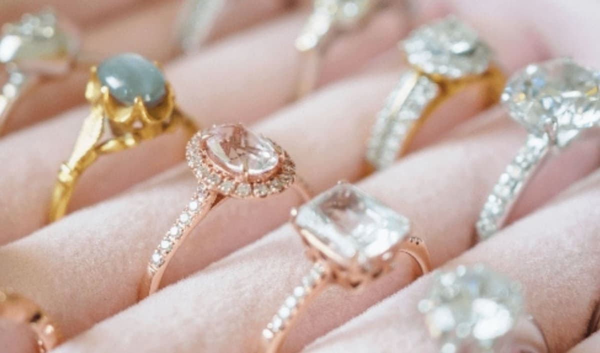 Mujer compra un anillo en un mercado y 33 años después descubre su costoso valor