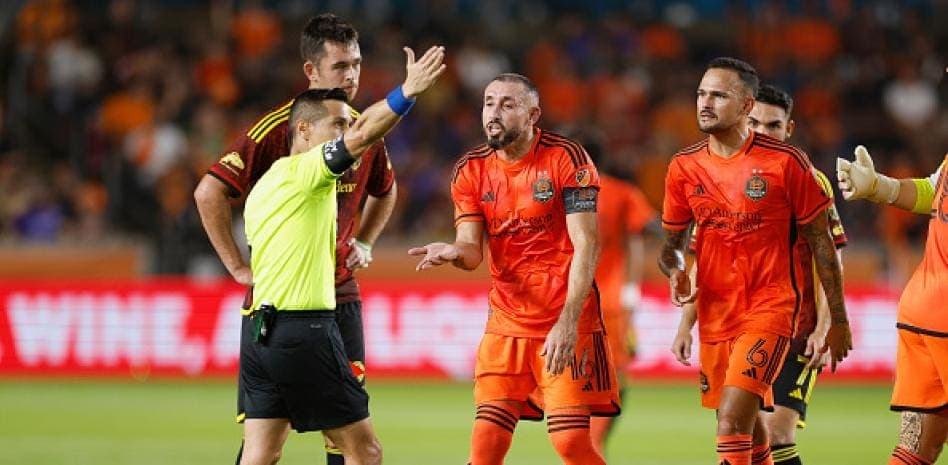 MLS multa al mexicano Héctor Herrera por escupir a un árbitro
