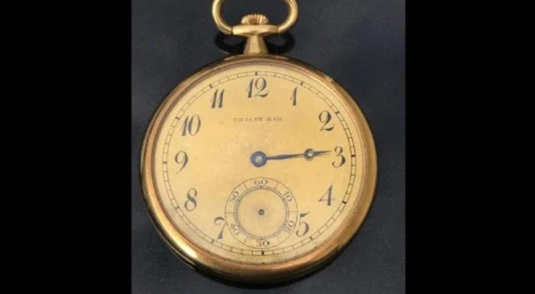 Subastan antiguo reloj de oro que regalaron a capitán que rescató a sobrevivientes del Titanic