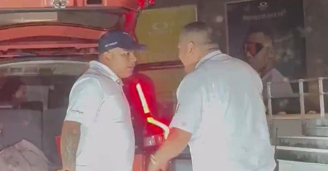 Video: Conductor de Uber amenaza a taxista con machete en Zona Hotelera de Cancún y acaban a los golpes