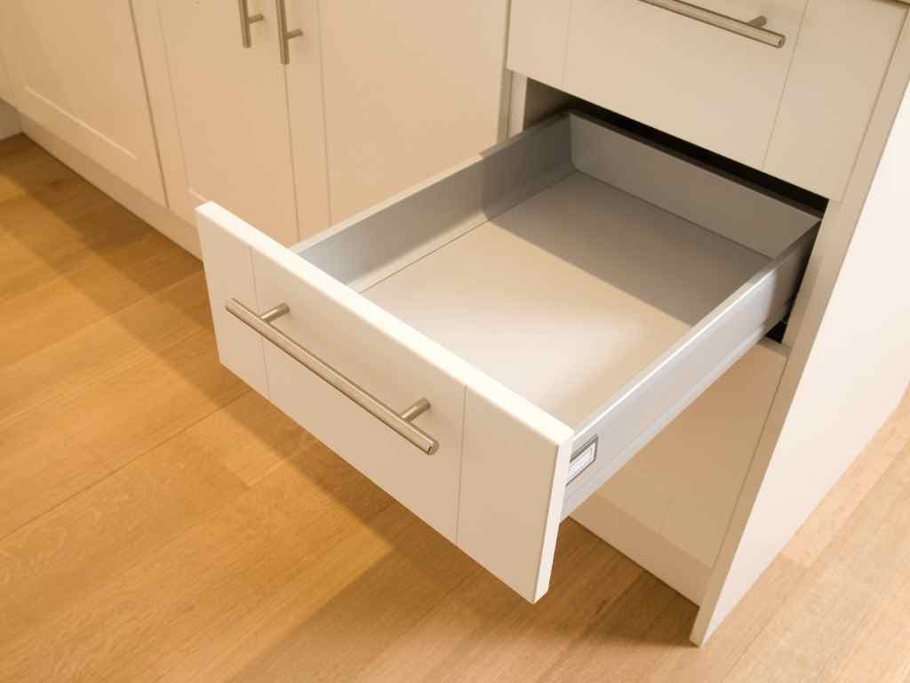 Condenan a madre por encerrar a su hija en un cajón durante tres años en Reino Unido