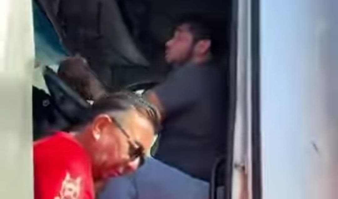 VIDEO: Trailero entra en crisis nerviosa tras derribar unos cables de luz en Mérida, Yucatán