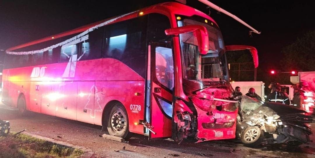 Automovilista se vuela el rojo y choca con un ADO en Cancún, falleció su acompañante