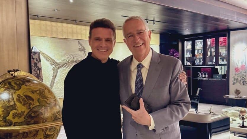 Ricardo Salinas Pliego presume foto con Luis Miguel tras cena en su casa