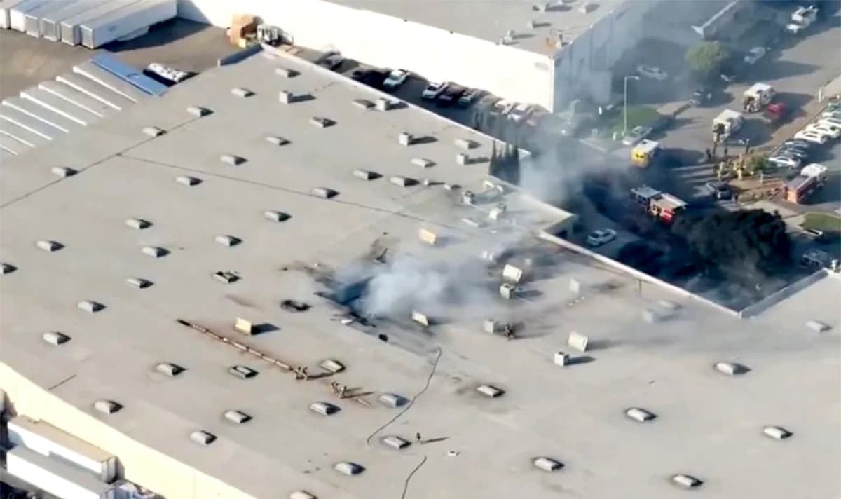 Video: Choca avioneta contra almacén y deja dos muertos y 18 heridos en California