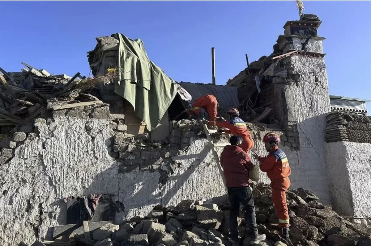 Aumentan a más de 100 los muertos tras sismo de 7.1 en China