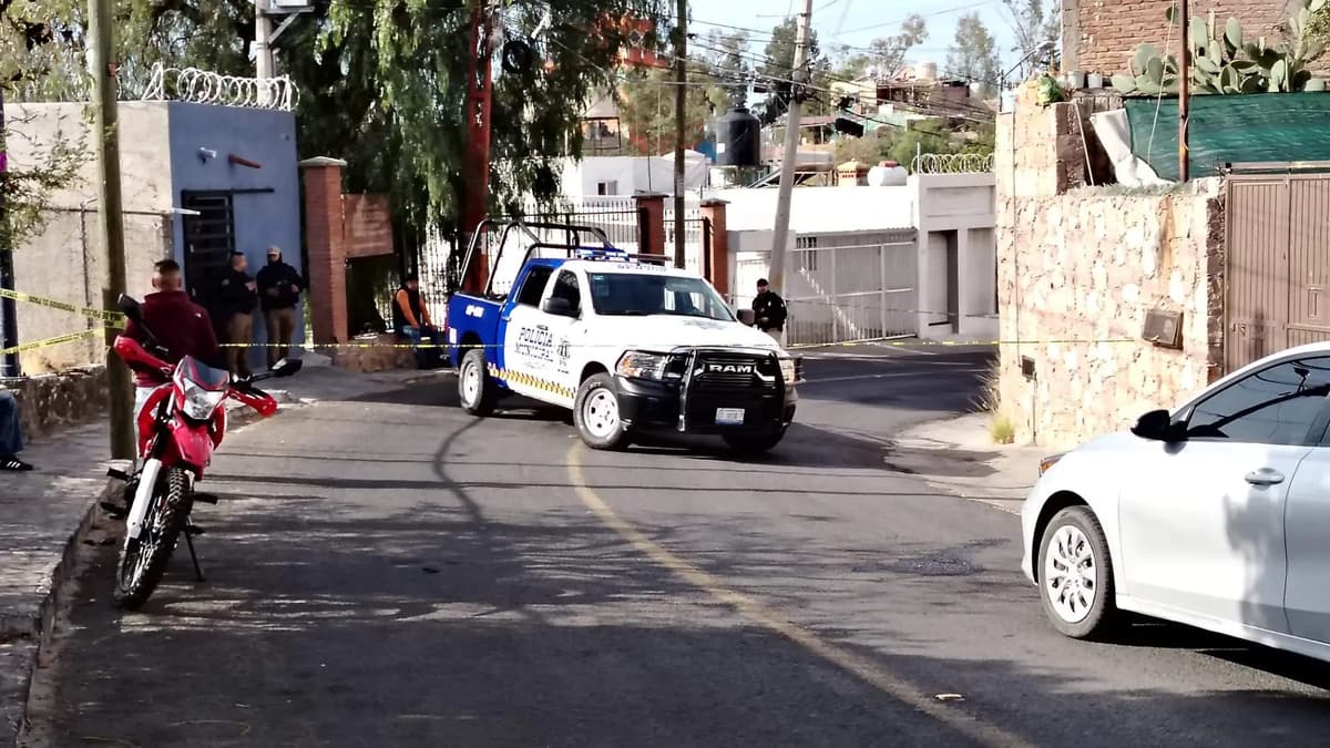 Asesinan en la cochera de su casa a comandante de la Policía Municipal de Guanajuato