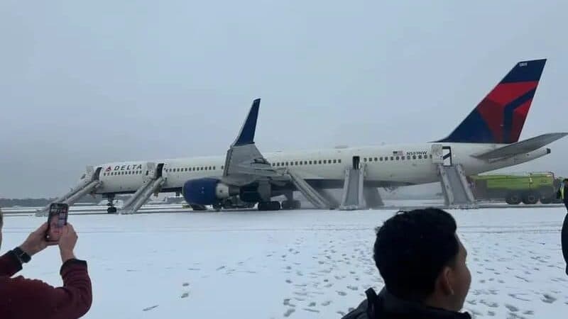 Video: Evacúan con toboganes a pasajeros de avión de Delta varado en la nieve en Atlanta