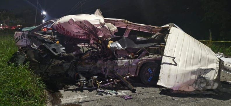 Choque entre autobús y combi de pasajeros dejó un fallecido en Cancún