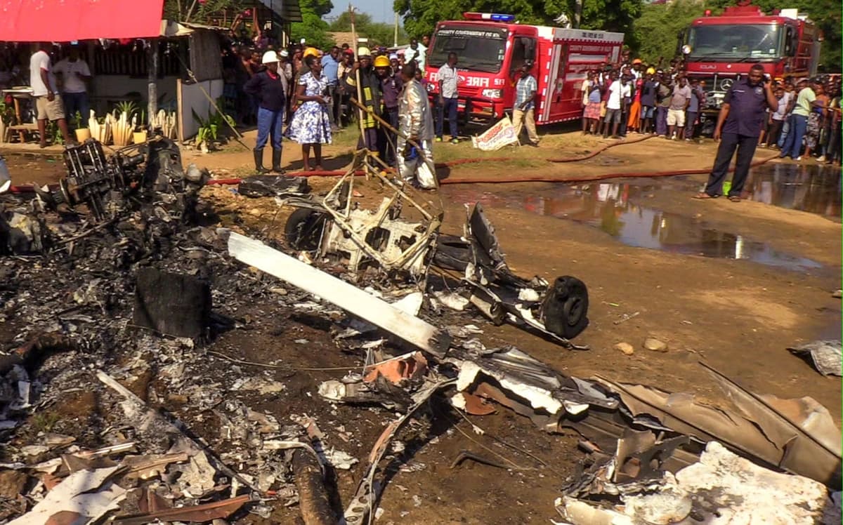 VIDEO: Mueren tres personas tras caerles encima una avioneta que aterrizó de emergencia en Kenia