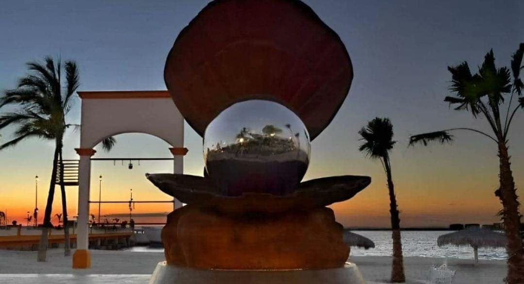 Video: Mujer es detenida en La Paz, Baja California Sur por desnudarse y pedir que le tomaran fotos