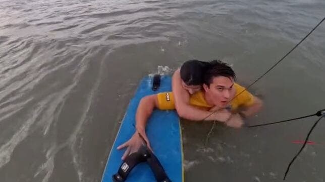 Video: kitesurfista olímpico salva a una mujer de morir ahogada en una playa en Brasil