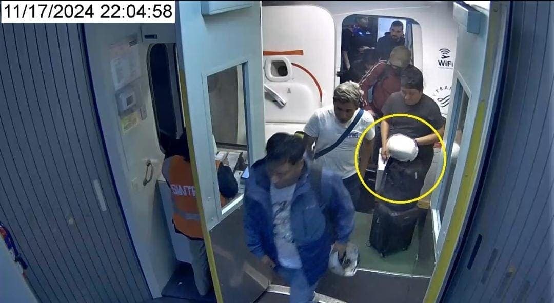 Fernández Noroña acusa a sujeto de robarle carne durante un vuelo; le cuestionan cómo obtuvo el video