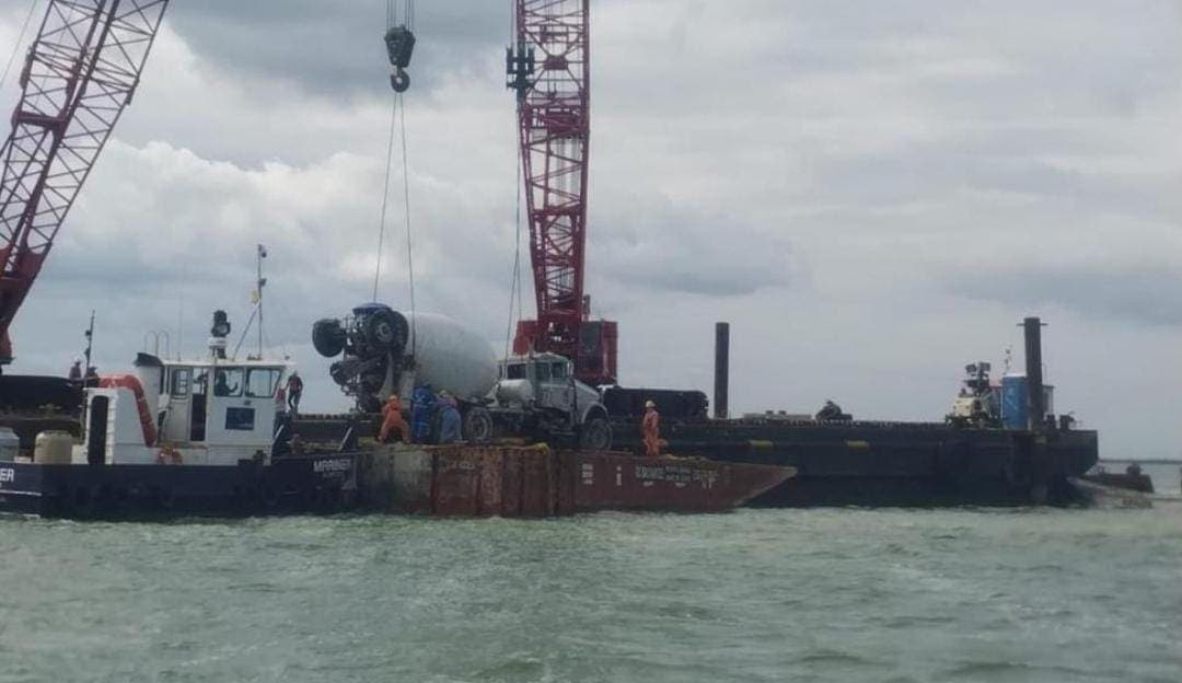Retiran pesado vehículo que cayó al agua en las obras del Puente Nichupté de Cancún