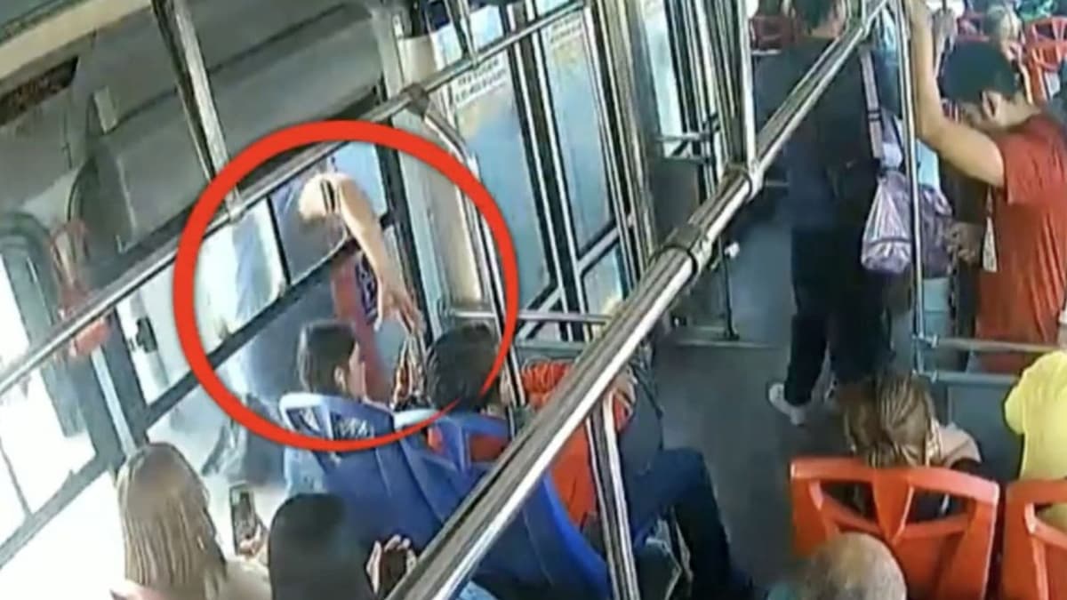 VIDEO: Captan robo de celular a pasajera del Mexibús en Ecatepec, Edomex