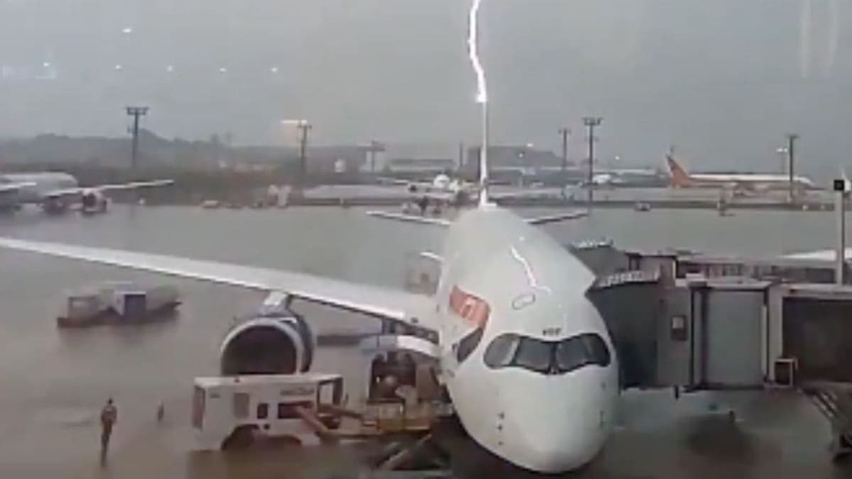 VIDEO: Captan momento en que rayo impacta a avión en aeropuerto de Brasil