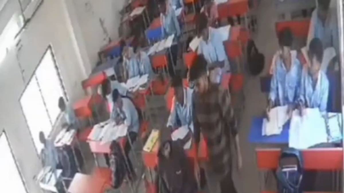 VIDEO: Estudiante se quita la vida frente a sus compañeros saltando del salón de clases