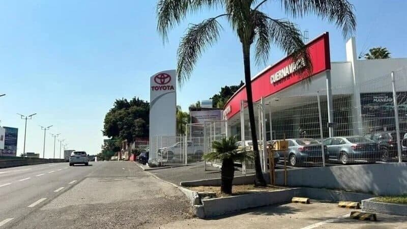 Comando armado roba ocho camionetas Toyota de agencia en Cuernavaca, Morelos