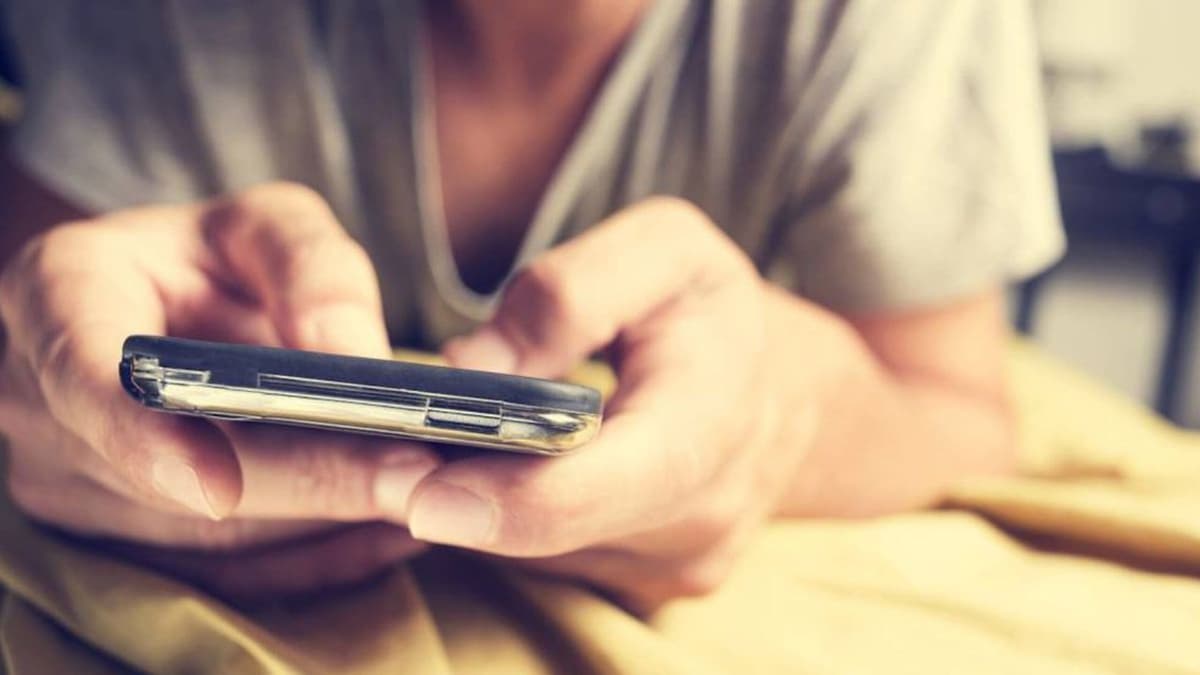 Hijo entrega a su padre a la policía tras encontrar fotos perturbadoras de cientos de niños en su celular