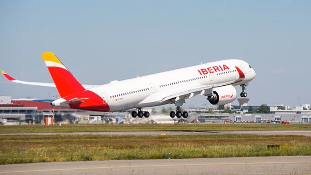 Caos en vuelo París-Madrid: Pasajero agrede a la tripulación y salta del avión antes de despegar