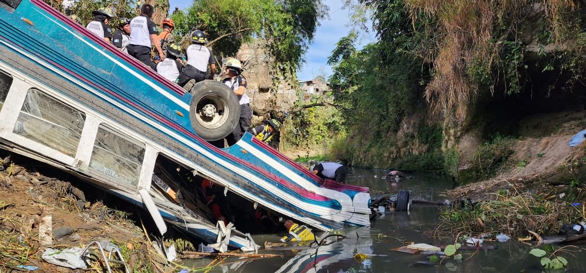Video: Mueren al menos 51 personas tras caer un autobús de un puente en Guatemala