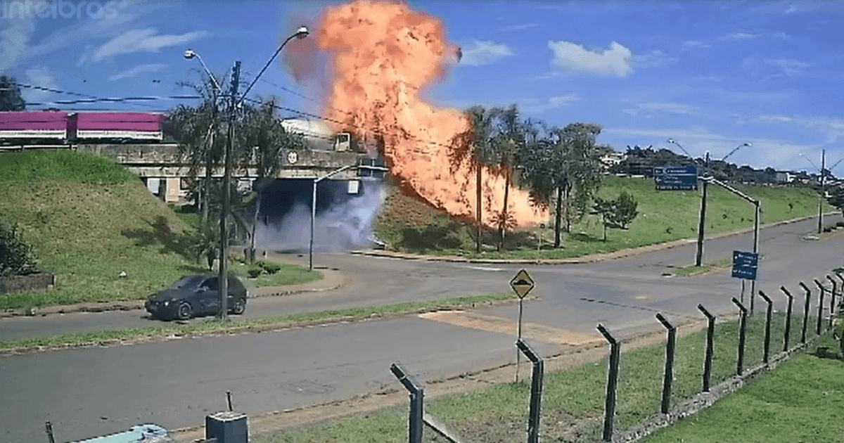 VIDEO: Conductor de camión en Brasil se lanza de un puente para salvar su vida tras estrellarse y provocar incendio