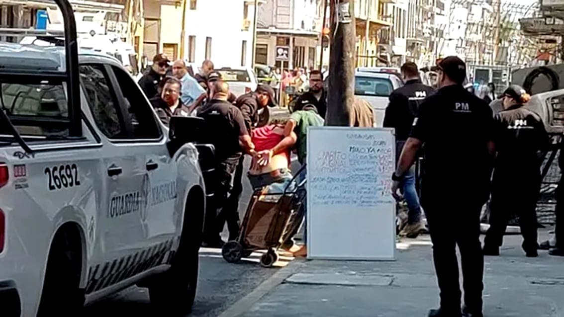 Hombre intenta prenderse fuego para evitar desalojo en centro de Veracruz